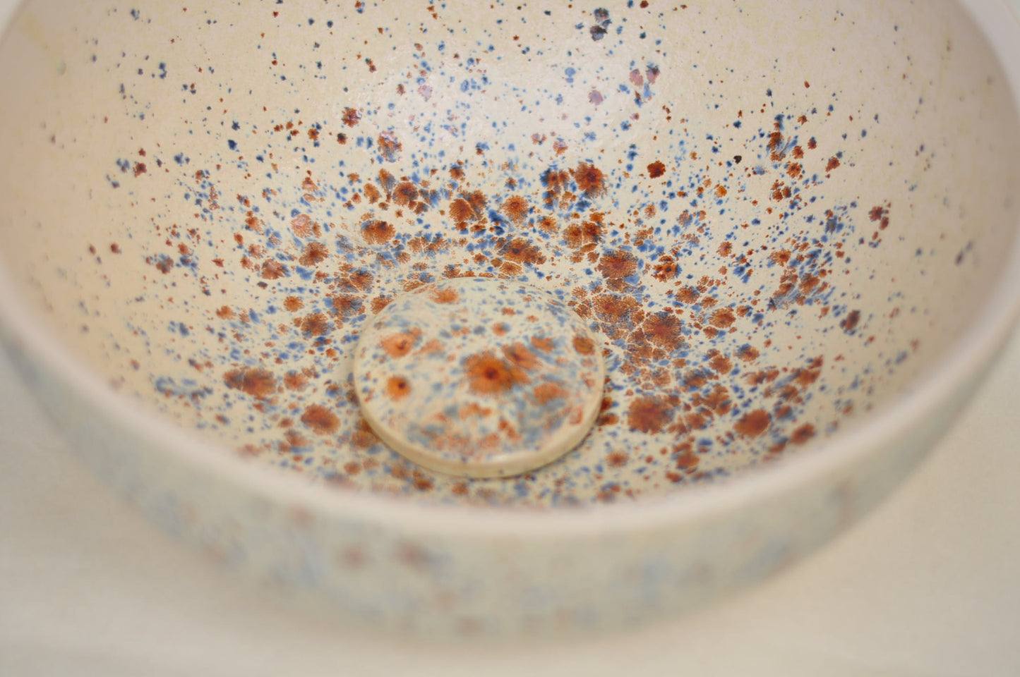 Eye-catching, delicate washbasin with brown and blue spots - Ø 30 cm Bird Egg - TATOceramika